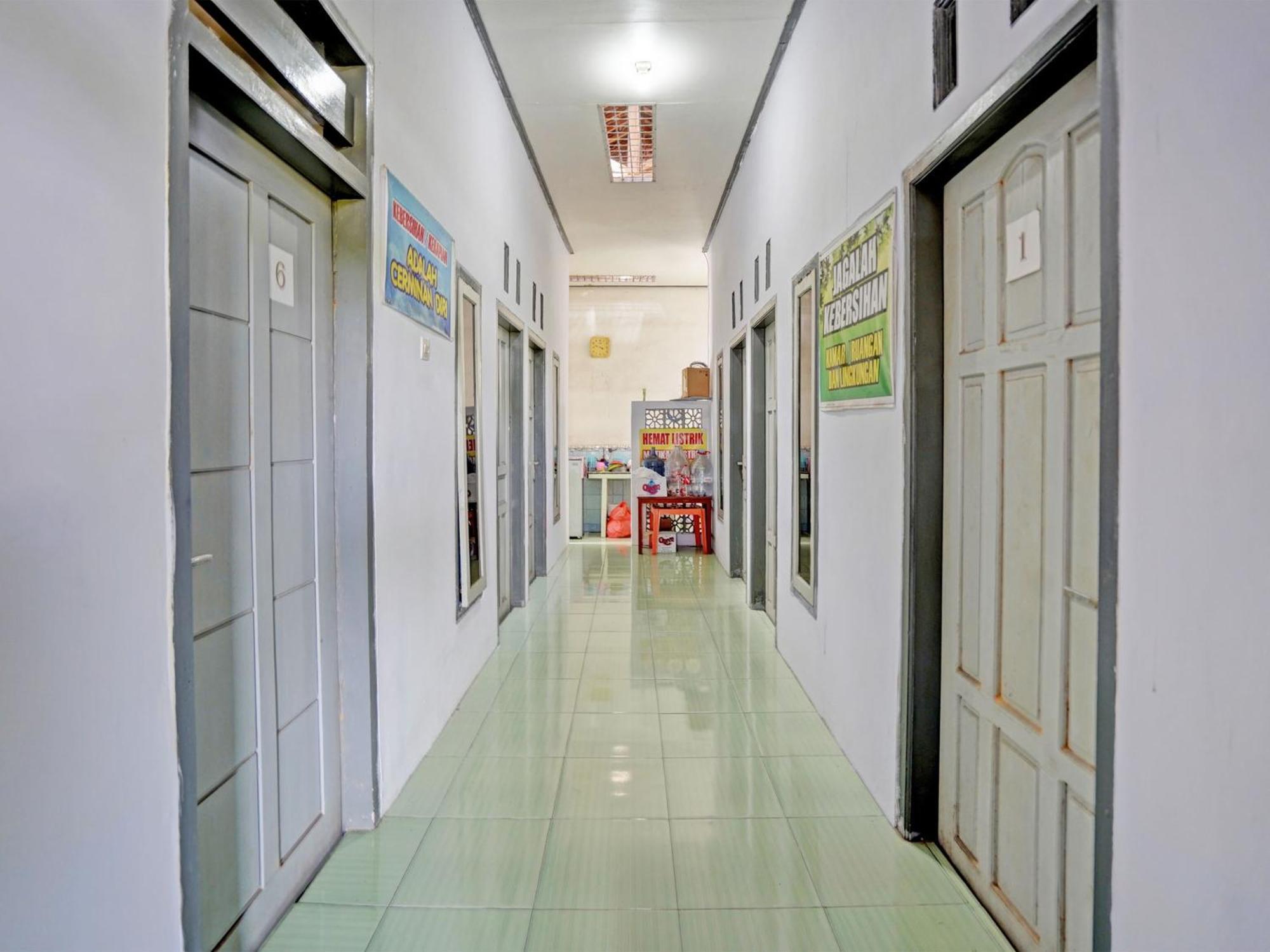 Oyo Life 92937 Kost Putri Sarkara Syariah Hotel บันยูวังงี ภายนอก รูปภาพ
