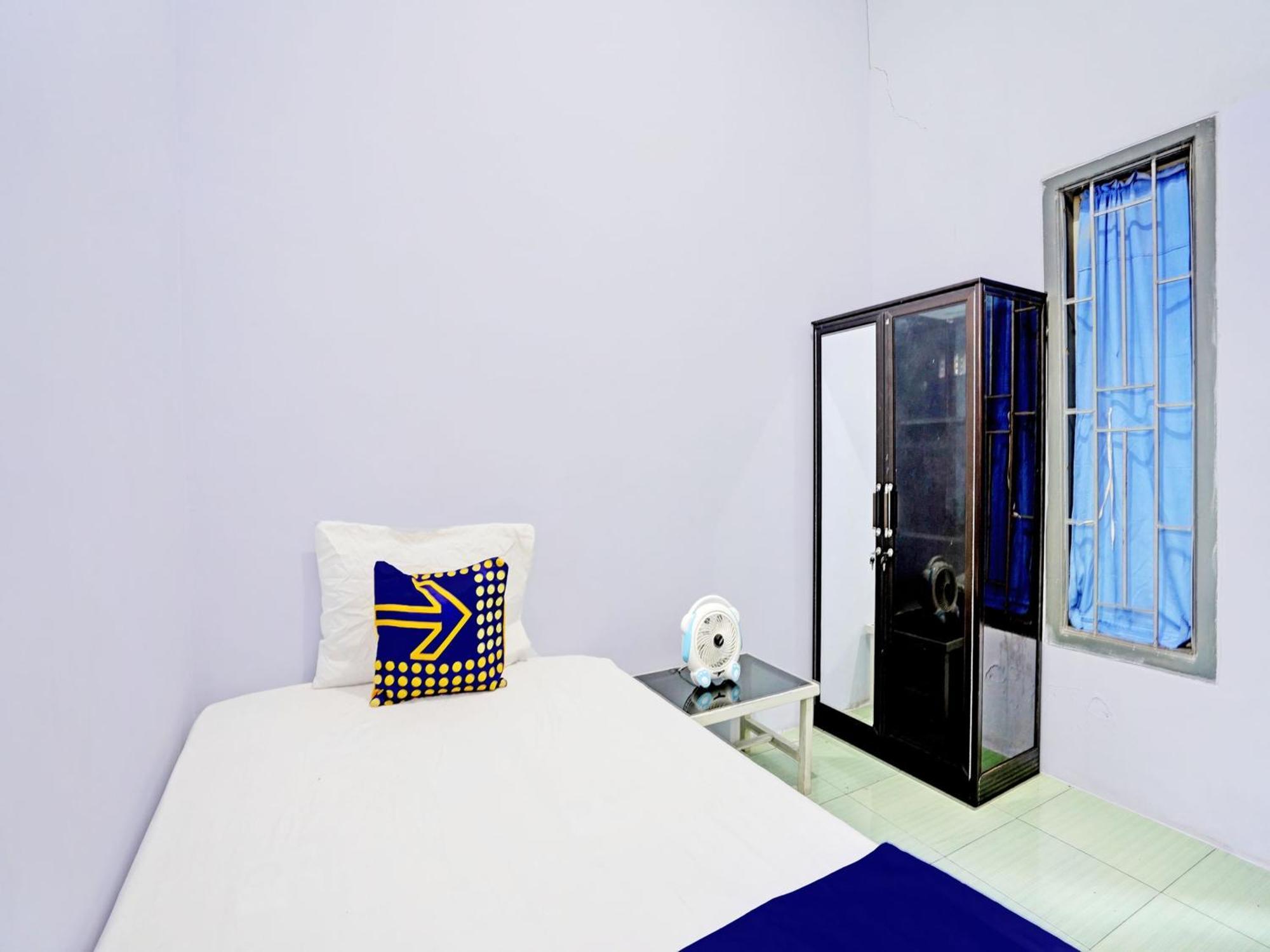 Oyo Life 92937 Kost Putri Sarkara Syariah Hotel บันยูวังงี ภายนอก รูปภาพ