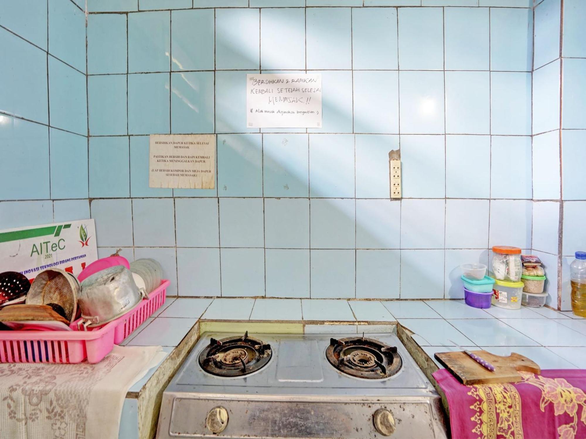 Oyo Life 92937 Kost Putri Sarkara Syariah Hotel บันยูวังงี ภายนอก รูปภาพ
