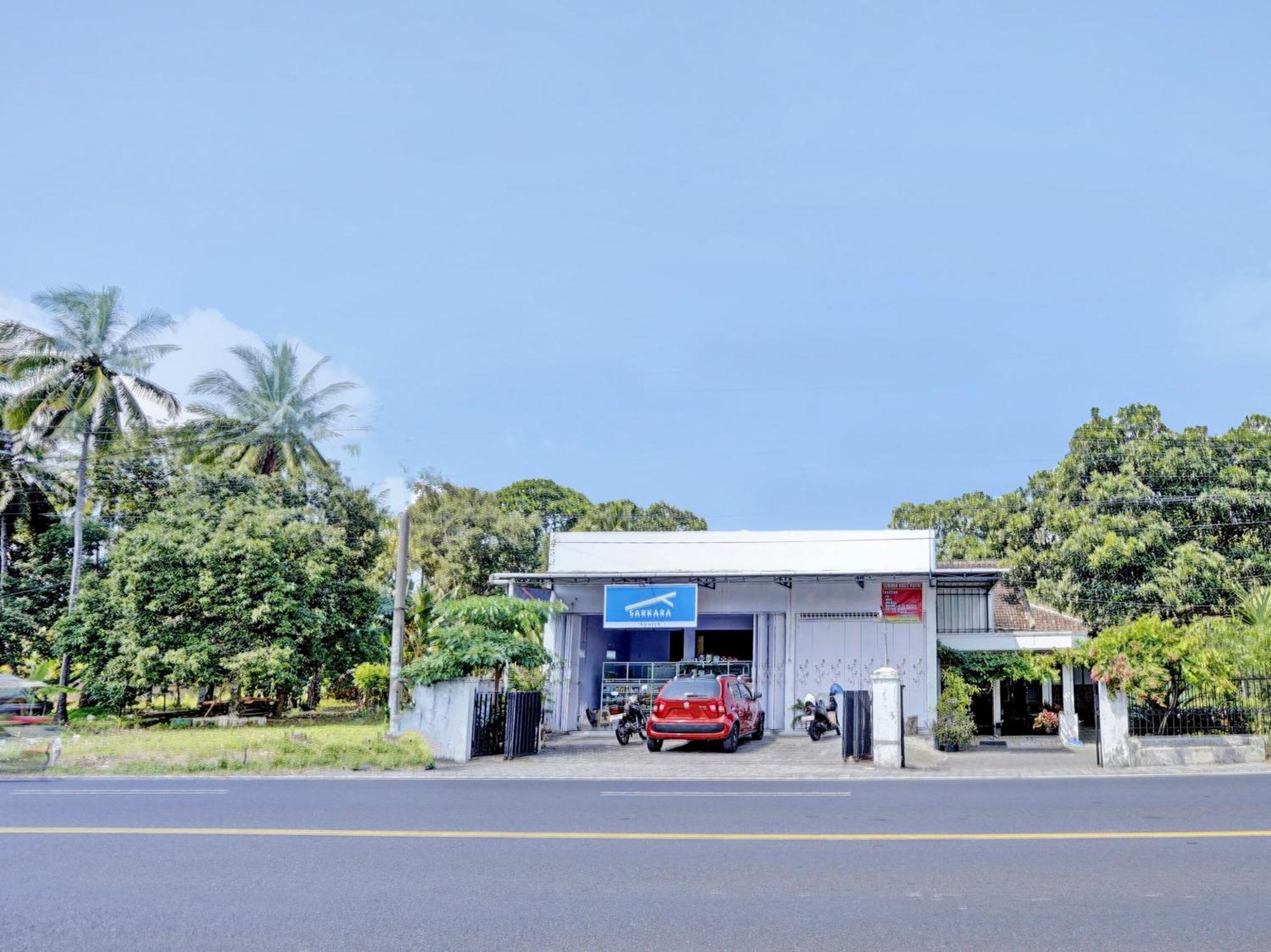 Oyo Life 92937 Kost Putri Sarkara Syariah Hotel บันยูวังงี ภายนอก รูปภาพ