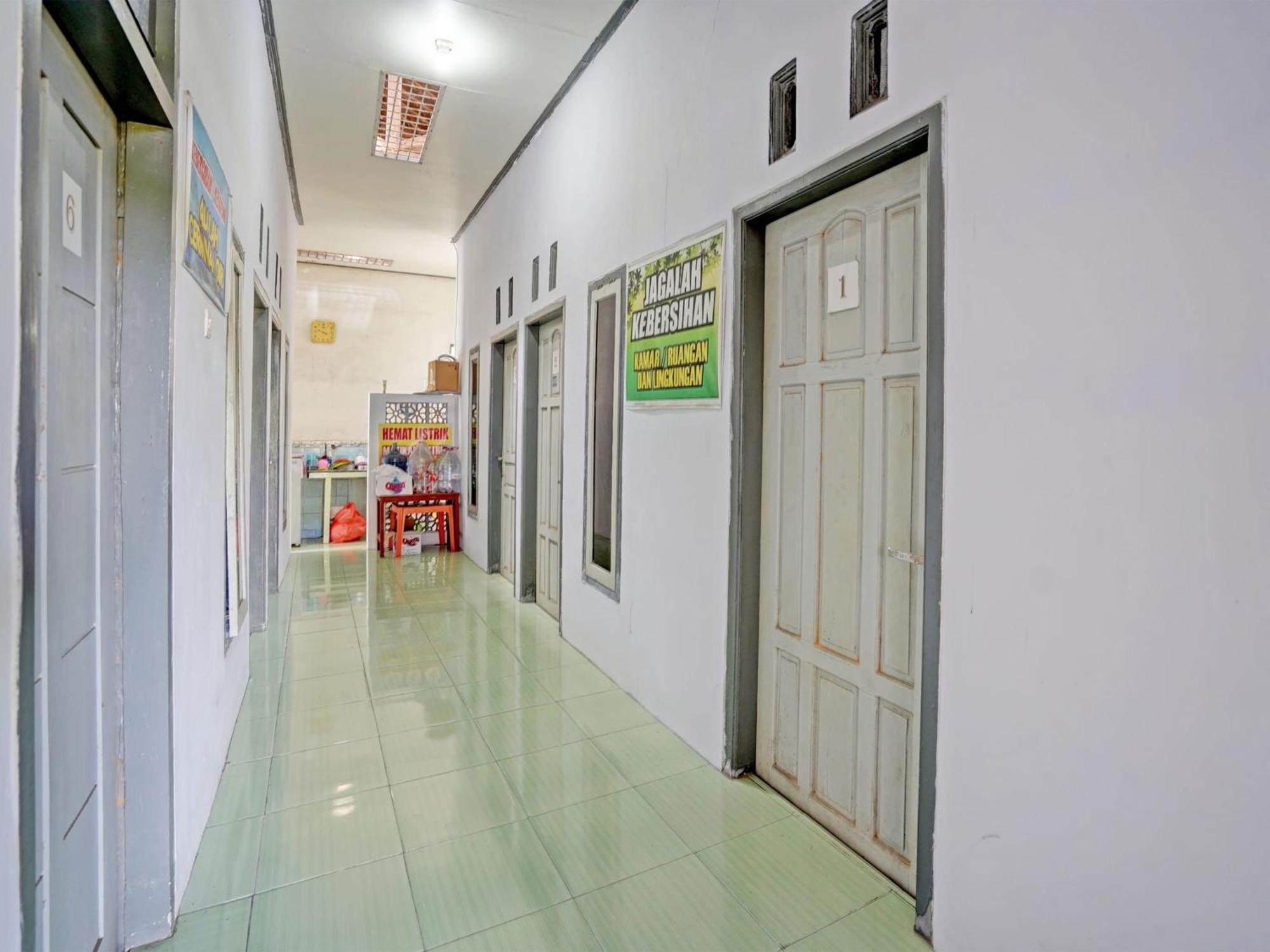 Oyo Life 92937 Kost Putri Sarkara Syariah Hotel บันยูวังงี ภายนอก รูปภาพ