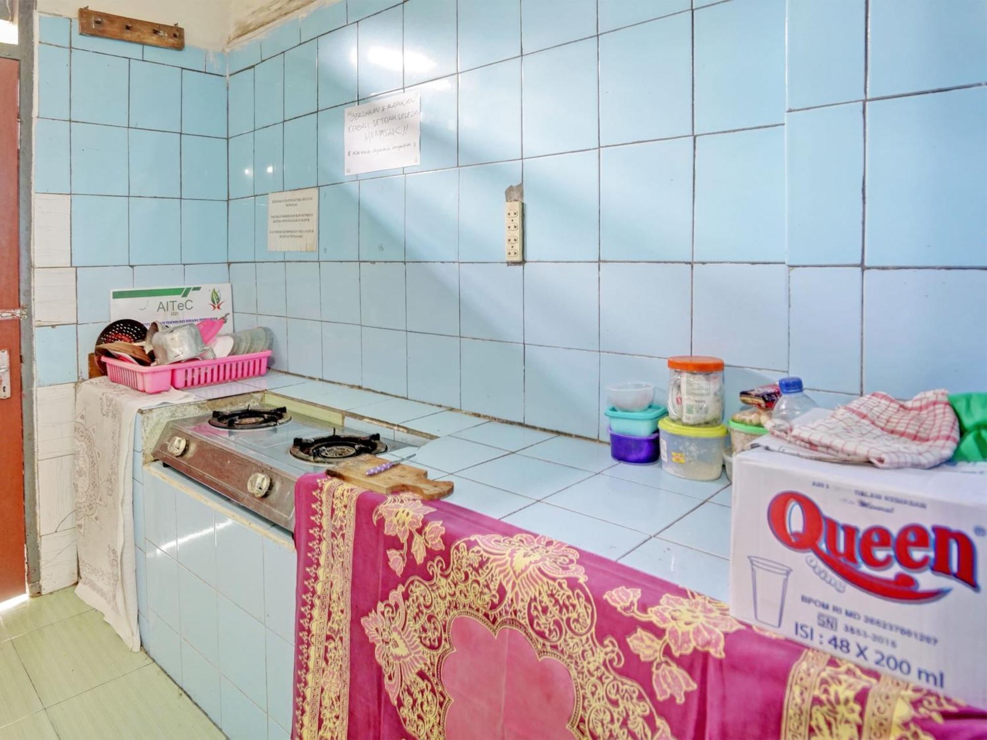 Oyo Life 92937 Kost Putri Sarkara Syariah Hotel บันยูวังงี ภายนอก รูปภาพ