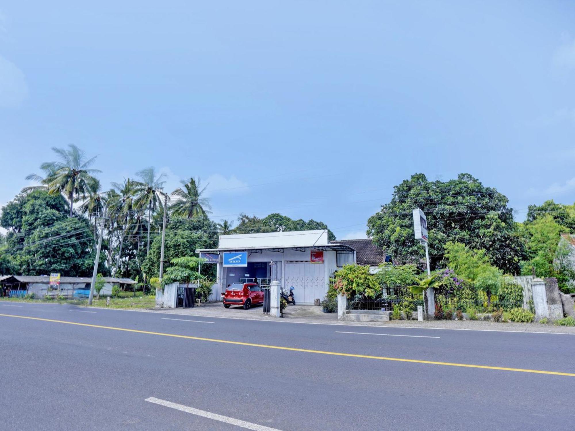 Oyo Life 92937 Kost Putri Sarkara Syariah Hotel บันยูวังงี ภายนอก รูปภาพ