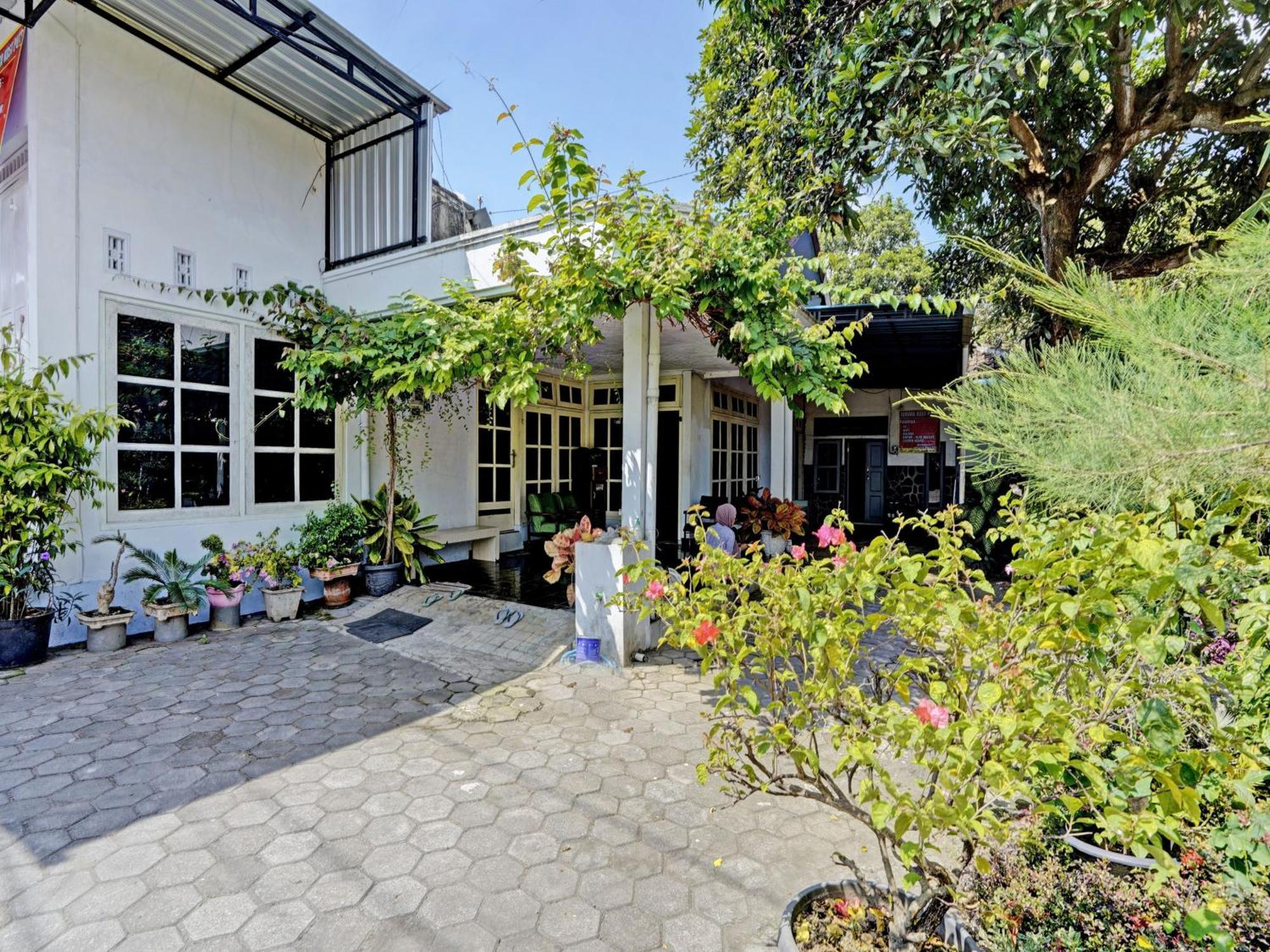 Oyo Life 92937 Kost Putri Sarkara Syariah Hotel บันยูวังงี ภายนอก รูปภาพ