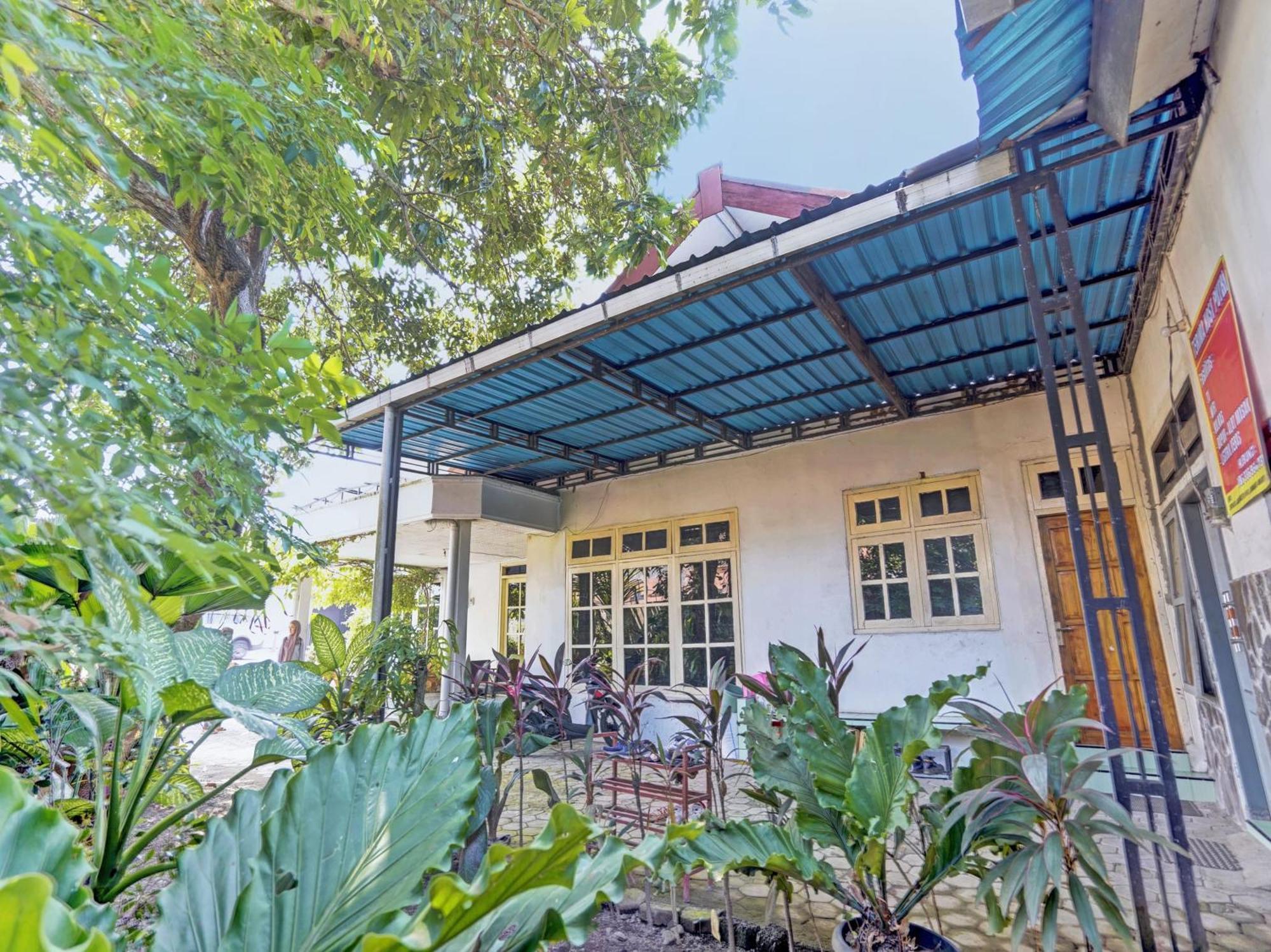 Oyo Life 92937 Kost Putri Sarkara Syariah Hotel บันยูวังงี ภายนอก รูปภาพ