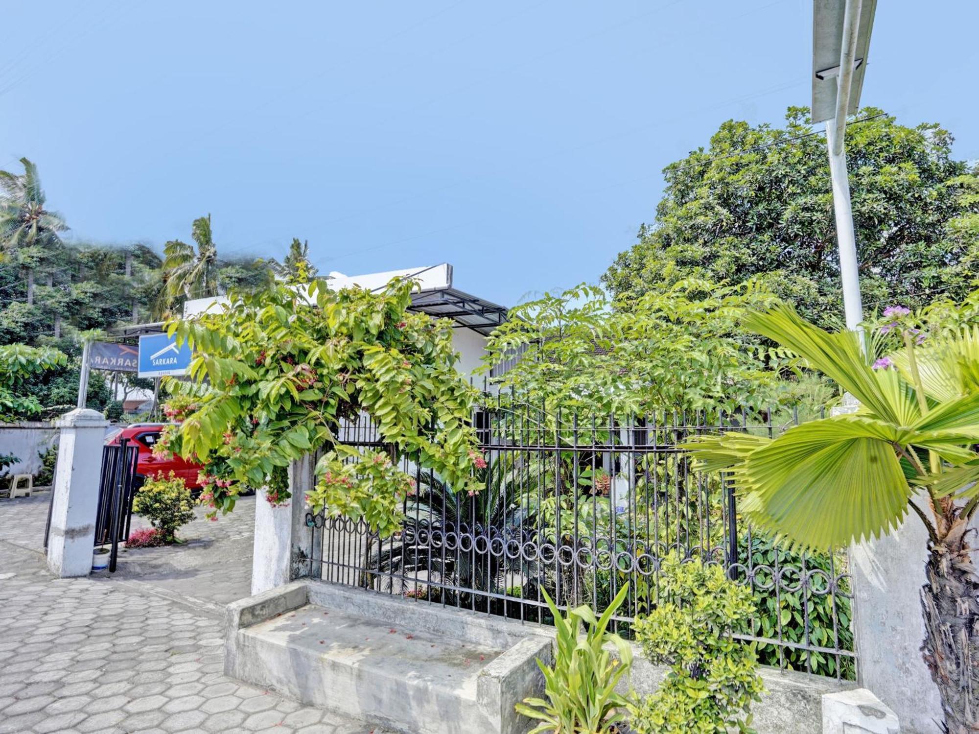 Oyo Life 92937 Kost Putri Sarkara Syariah Hotel บันยูวังงี ภายนอก รูปภาพ